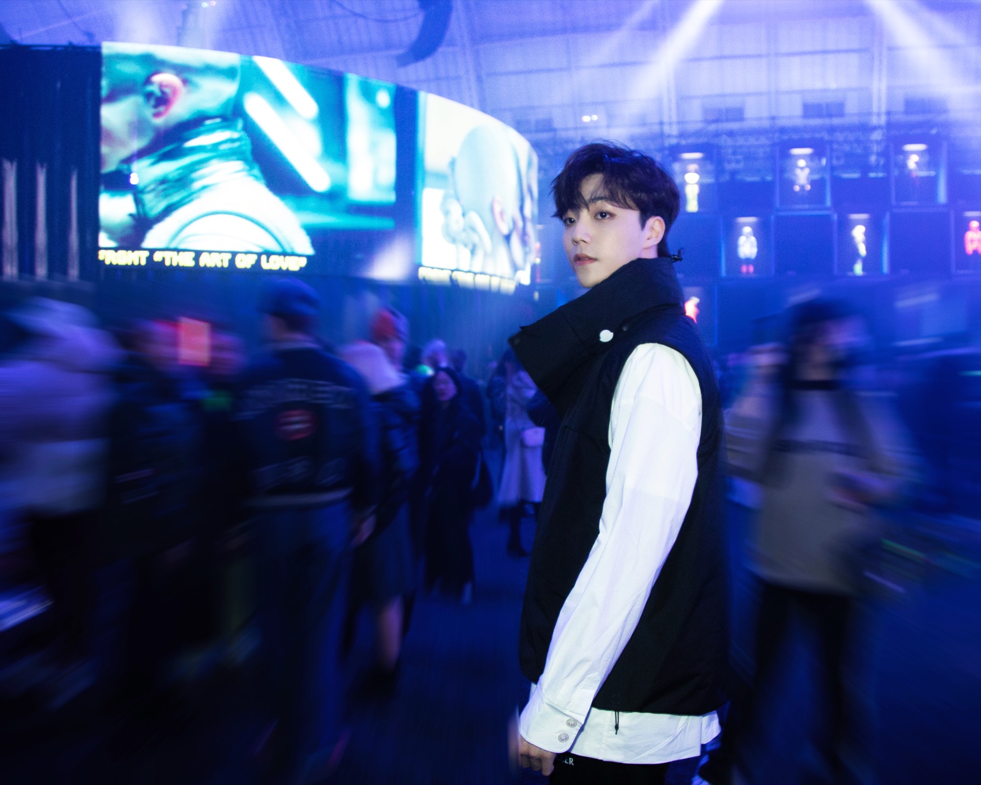 Celebrity moving through The Art of Genius event