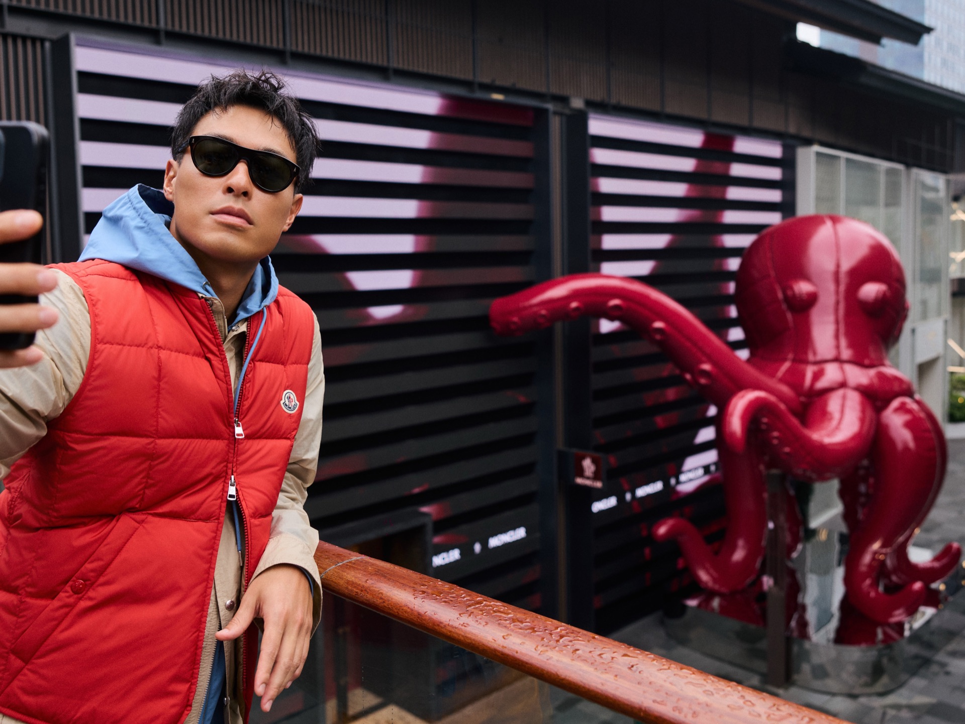 Celebrity visit to the Chengdu octopus installation